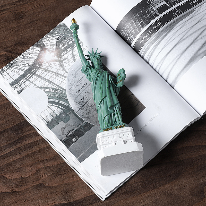 Travel Accessories New York - Statue of Liberty Model Office Desk